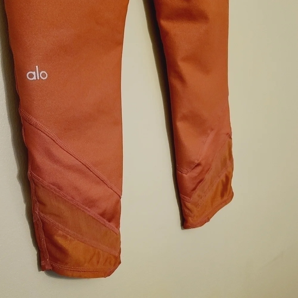 Alo Yoga | Edge Capri Leggings w/ Sheer Cutouts (Size Small)